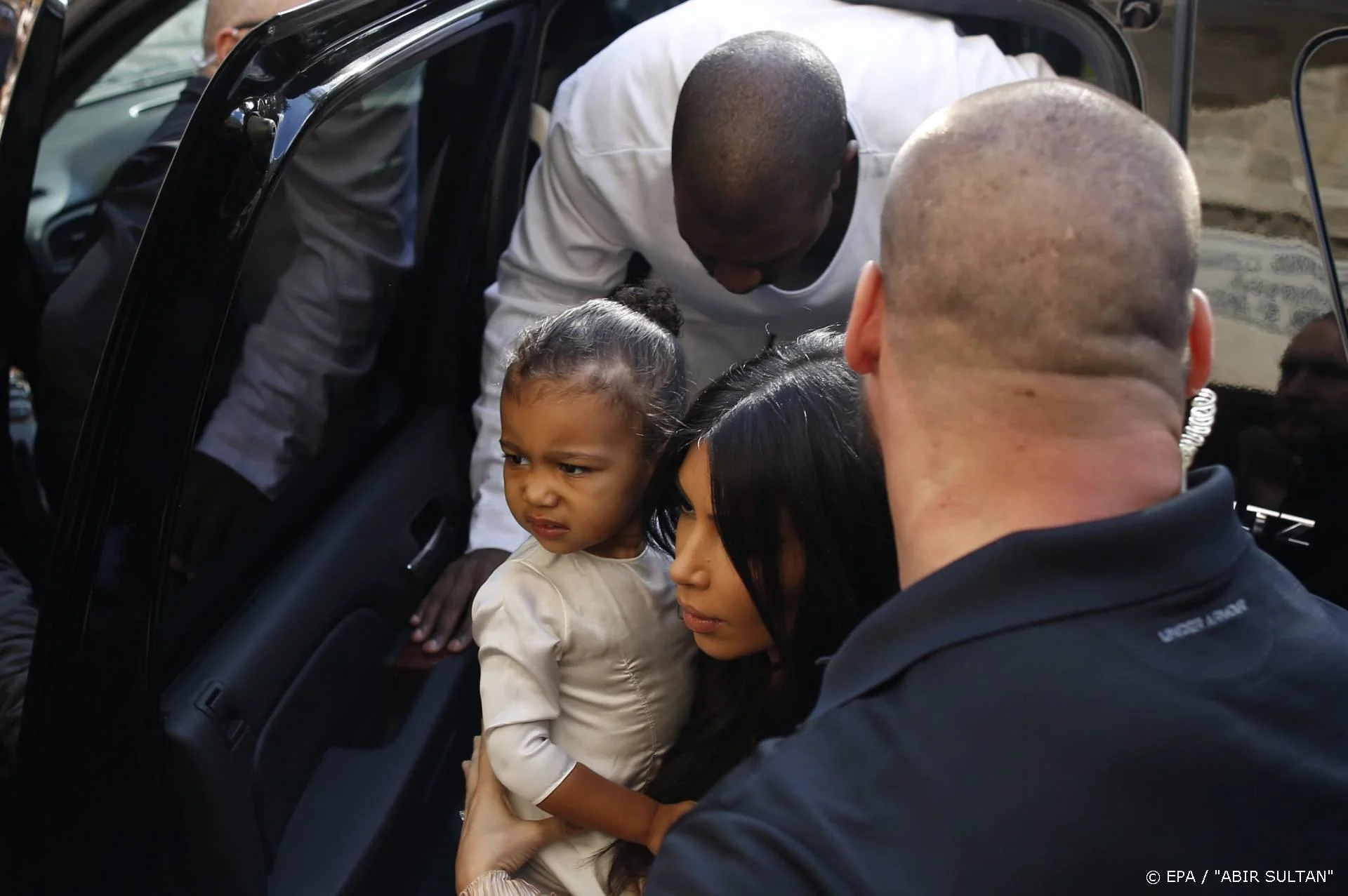 North West (6) zingt bij modeshow pa Kanye