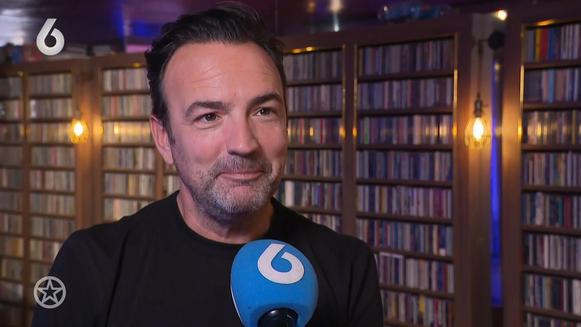 De tourbus van musical Hairspray staat vast door de sneeuw