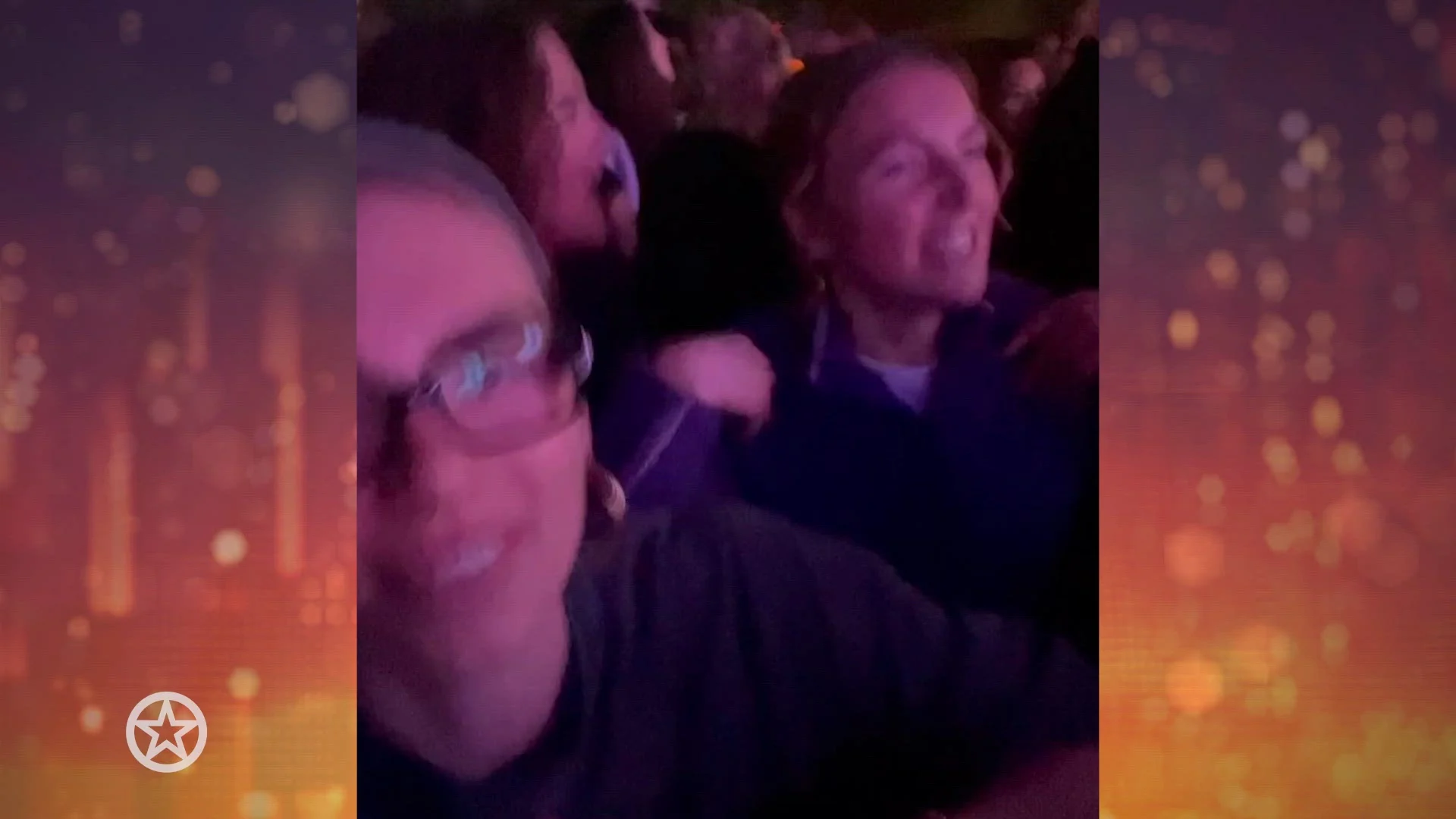 Maan geniet samen met groep vriendinnen van concert