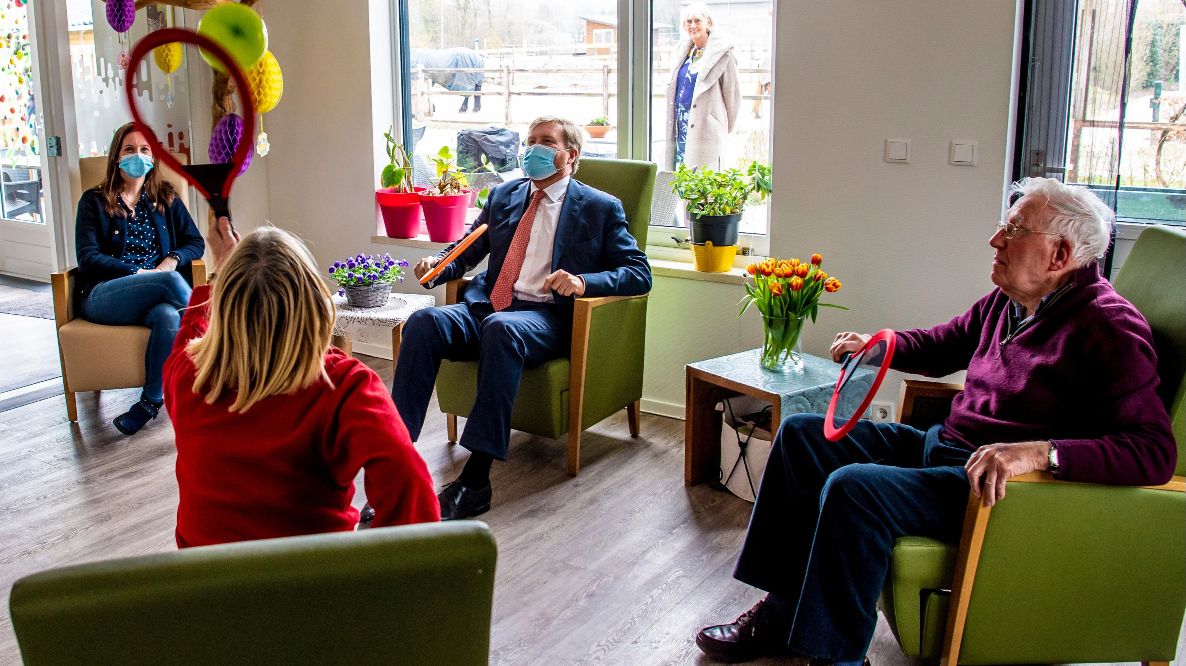 Willem-Alexander bijgepraat over woonzorg in coronatijd