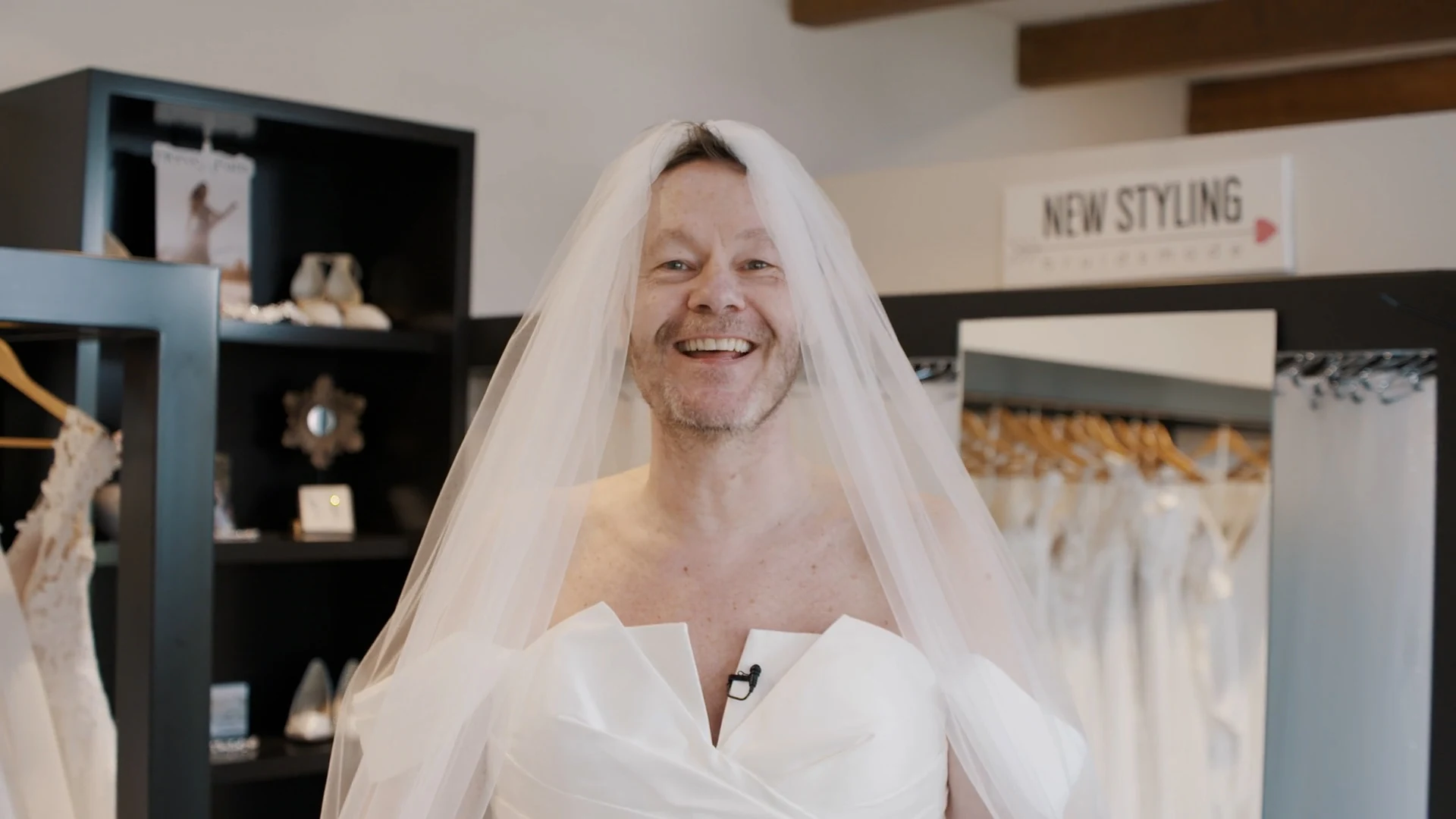 Droom komt uit: Gijs past trouwjurken voor zijn verjaardag