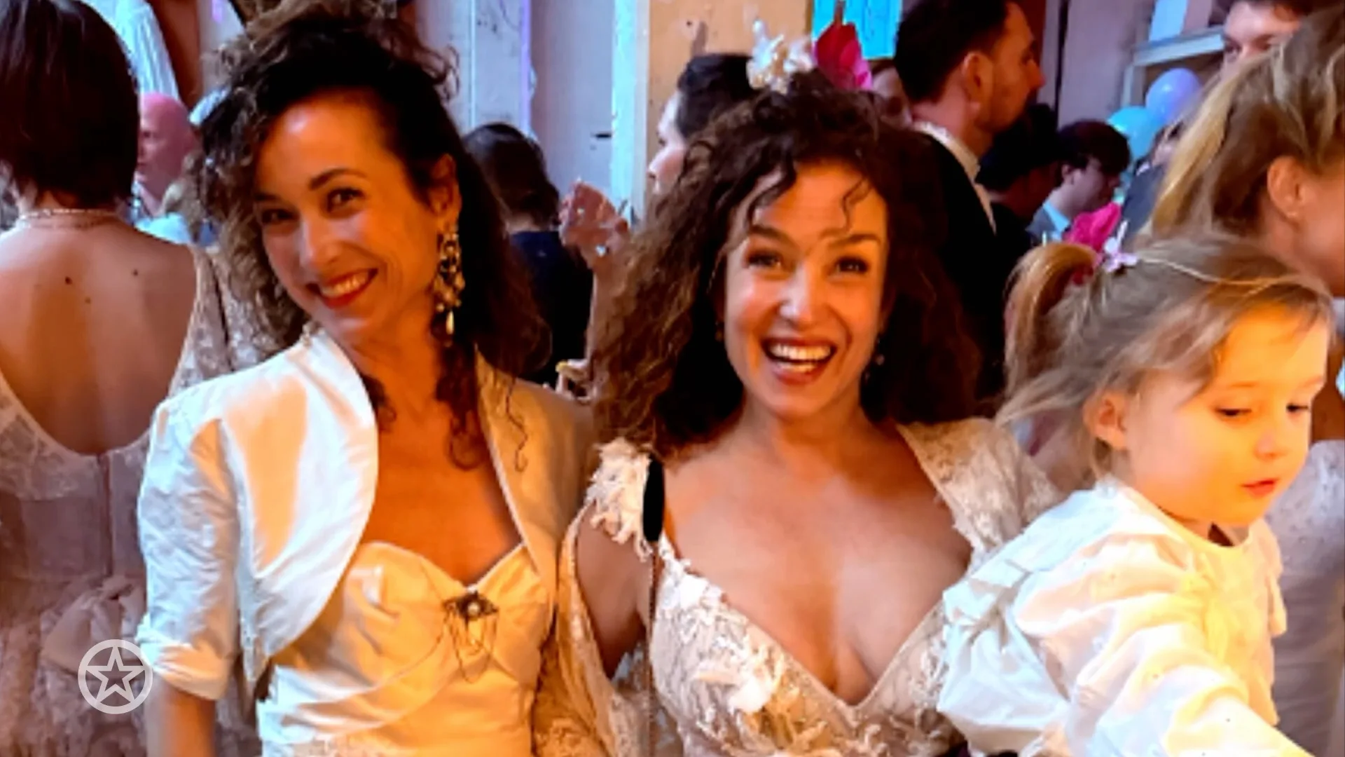 Katja Schuurman vierde 50ste verjaardag in bruidsjurk