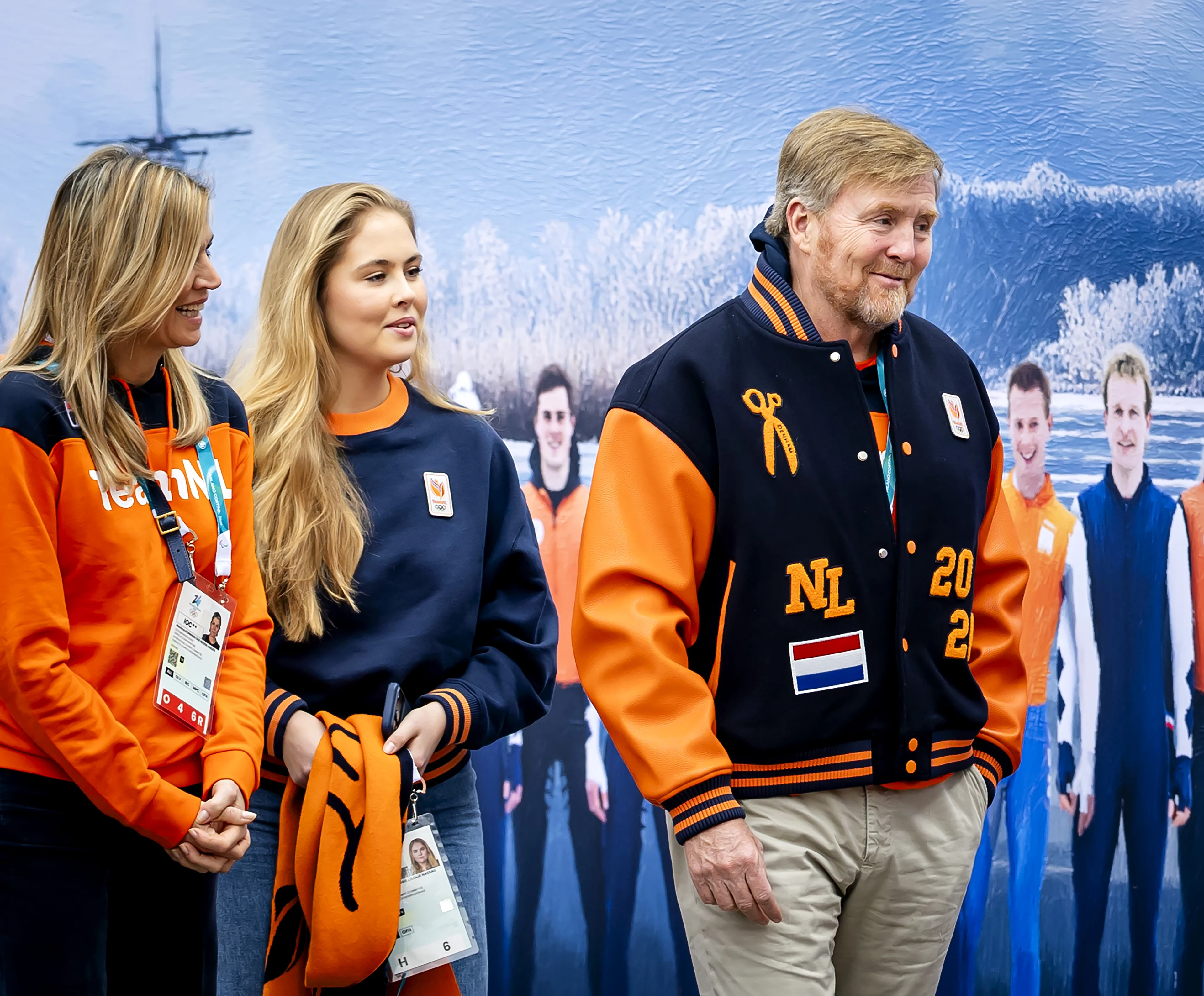 Juichend koningshuis op tribune van Olympische Winterspelen
