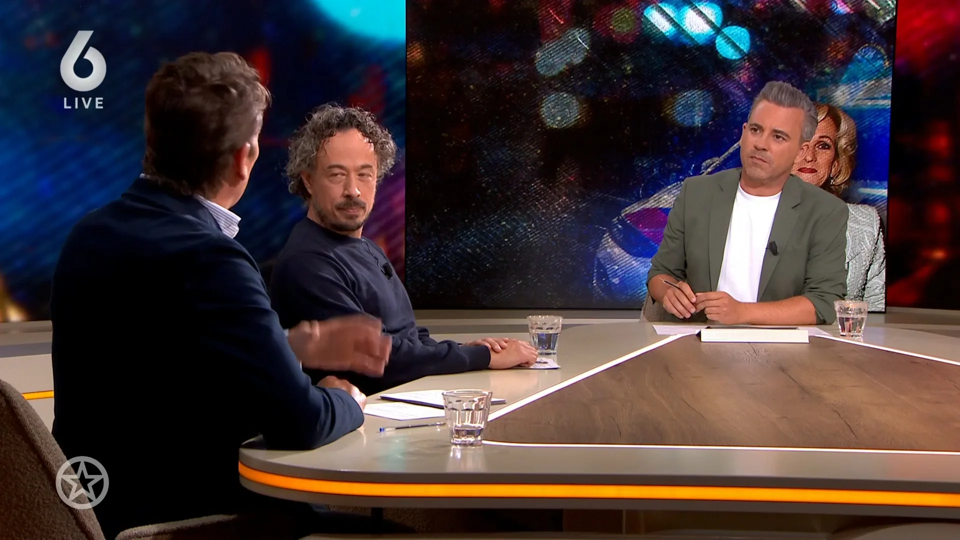 Politie rukt massaal uit na melding bij Tineke Schouten