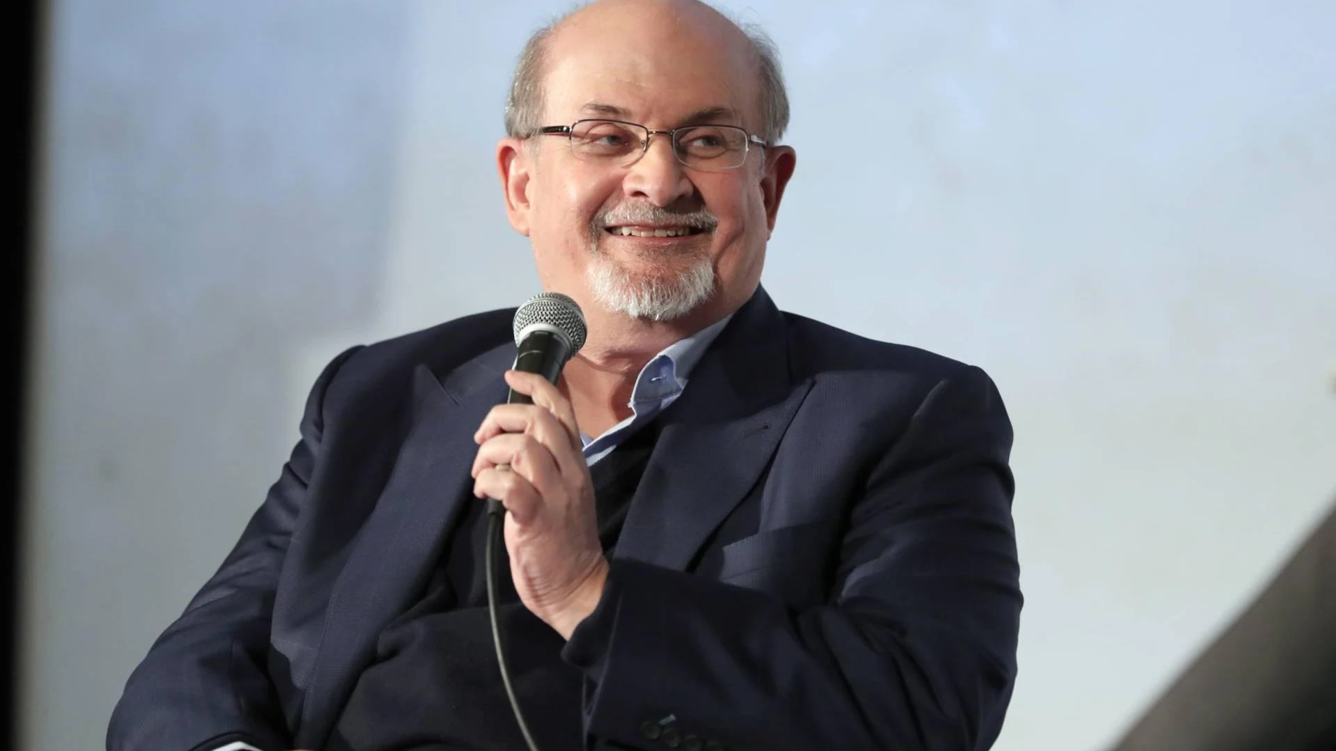 Schrijver Rushdie aan beademing, verliest mogelijk oog na steekpartij