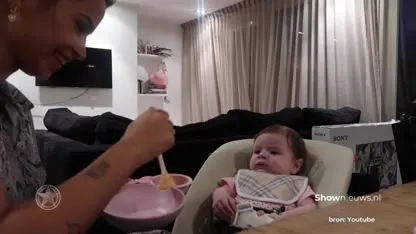 Hilarisch! Zara-Lizzy krijgt haar eerste hapjes!