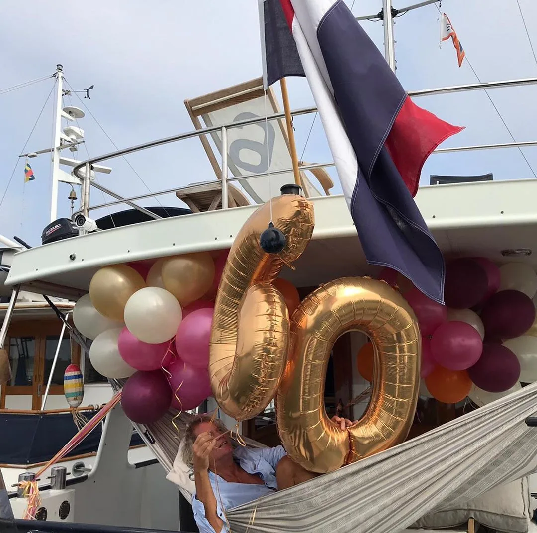 Vriendin zet jarige Jeroen Pauw in het zonnetje