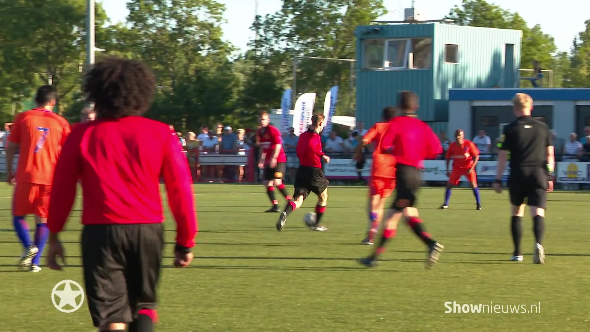 Oud-internationals wagen zich aan een stevig potje voetbal