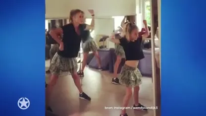 Wendy van Dijk en dochtertje dansen erop los!
