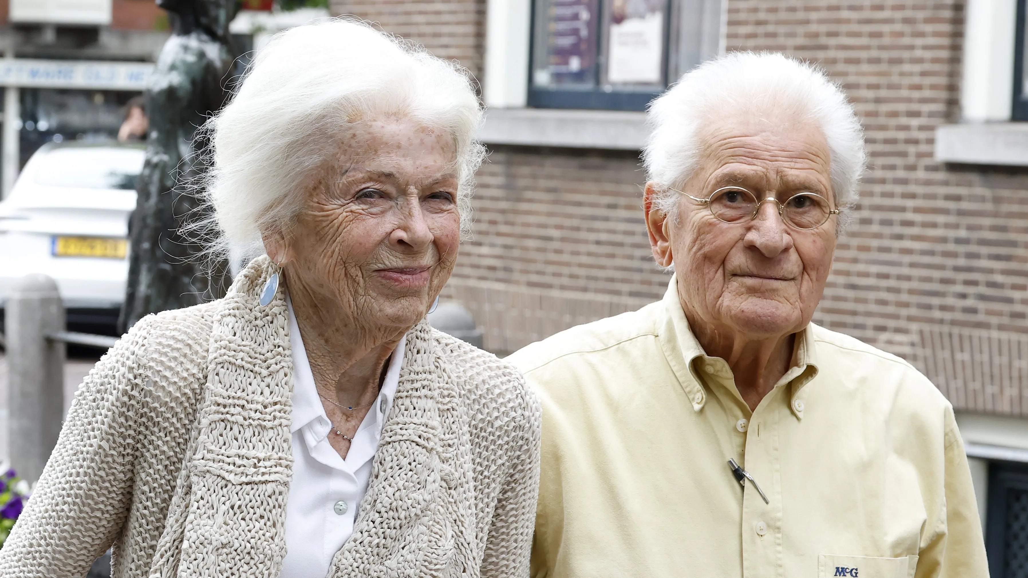 Nabestaanden bewijzen laatste eer aan tv-icoon Sonja Barend