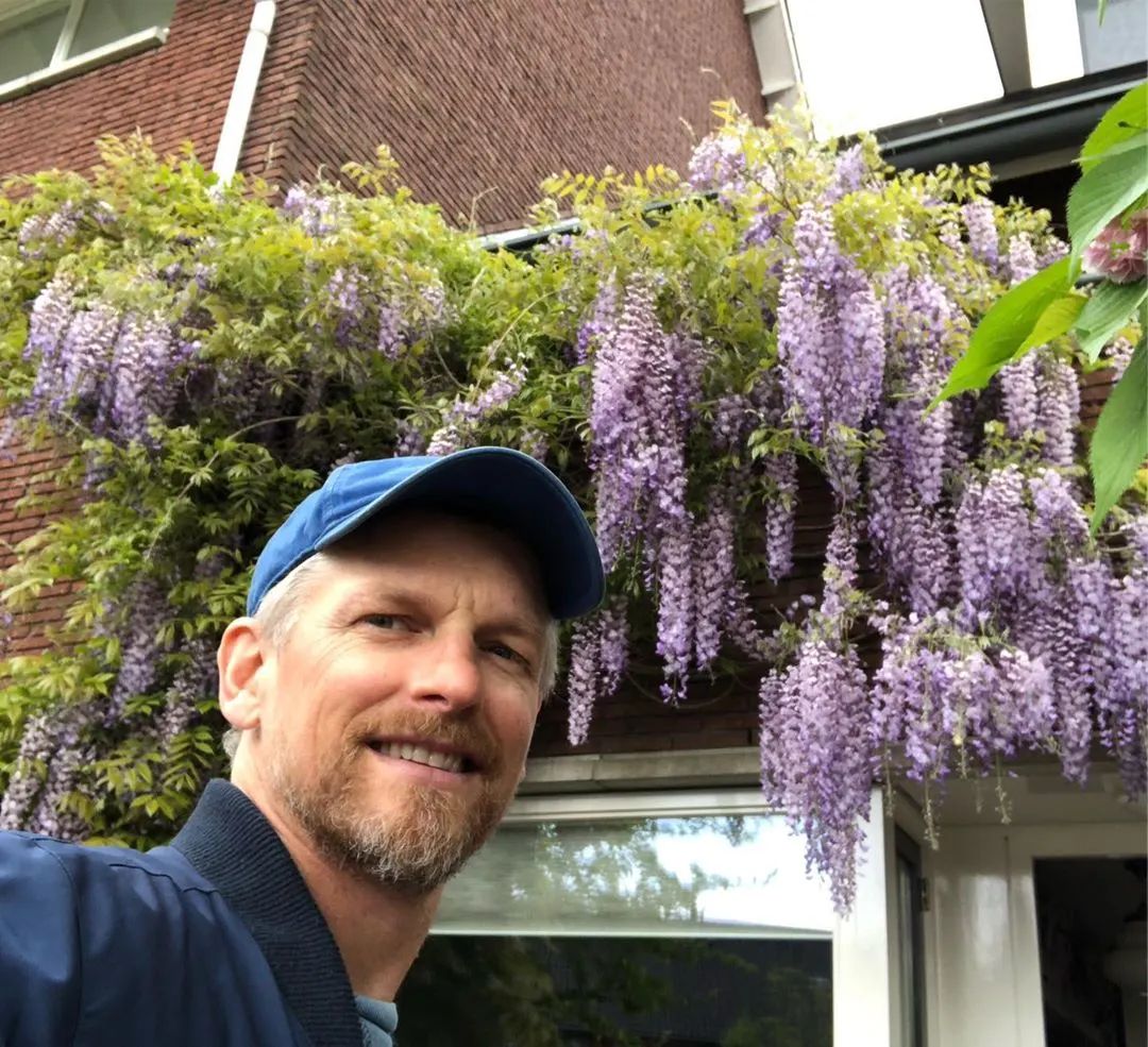 Hangmat, water en veel groen: Zó woont Barry Atsma