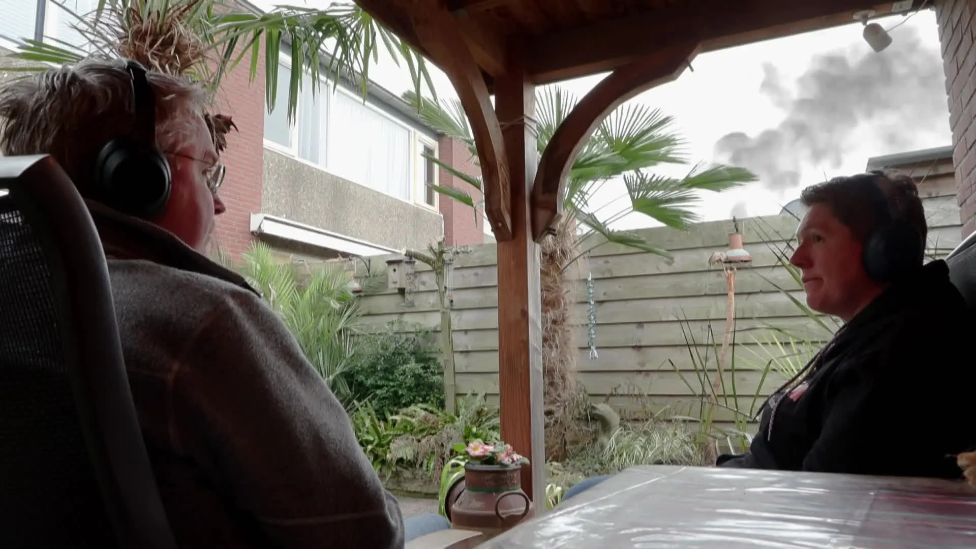 Buren zijn klaar met de 'klotekachel' van de buren