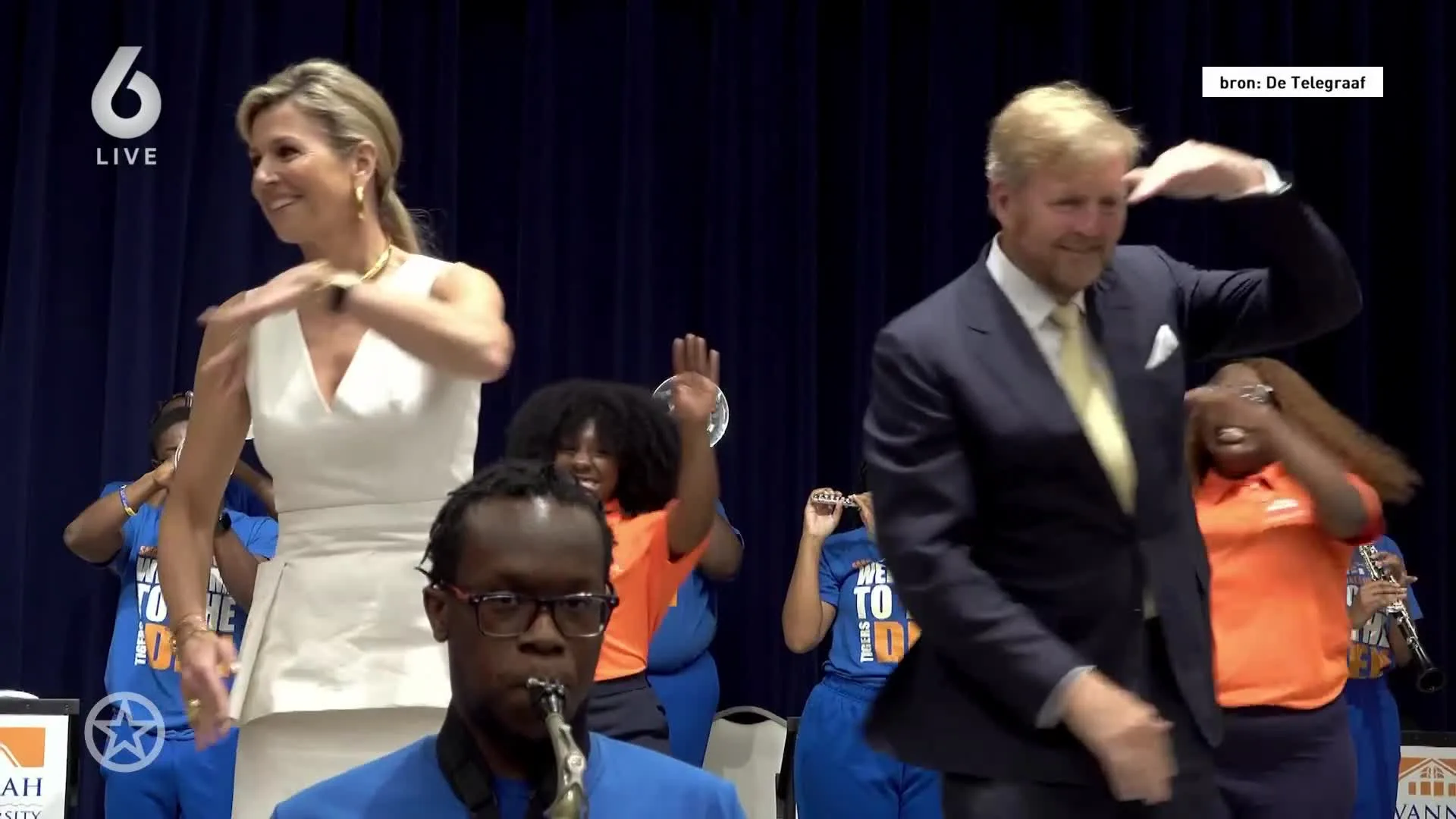 Koningspaar danst onverwacht mee