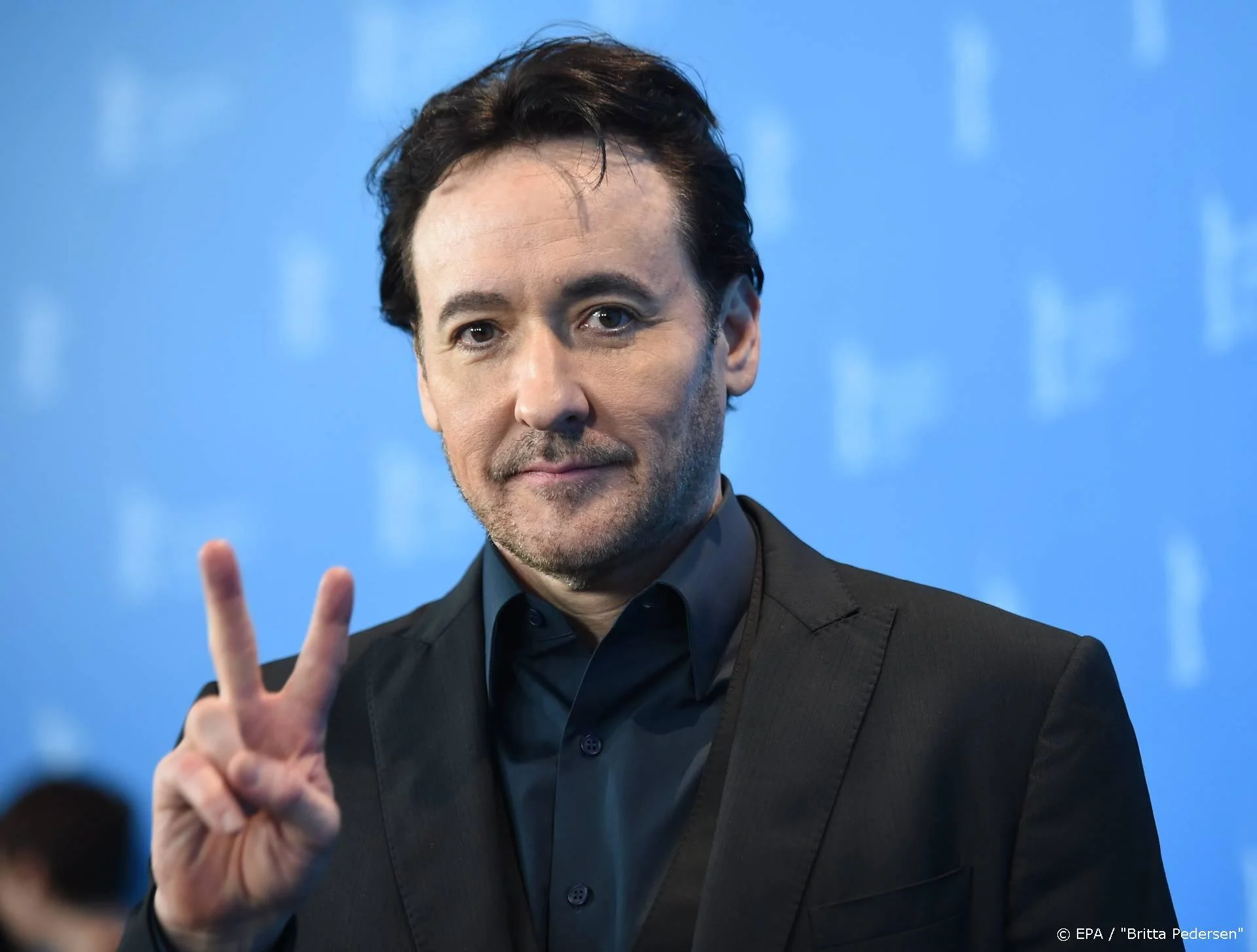 John Cusack krijgt klappen van politie tijdens protest in Chicago