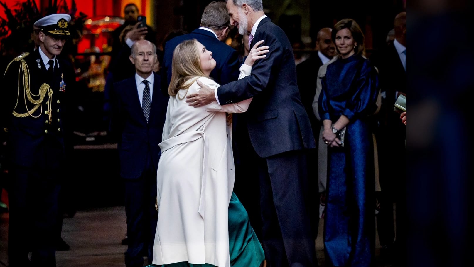 Hierom maakt prinses Amalia deze kniebuiging