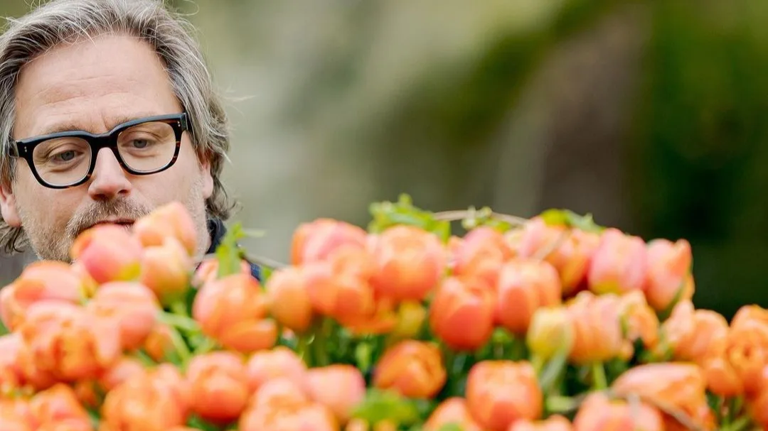 Guus dolblij met eigen tulp