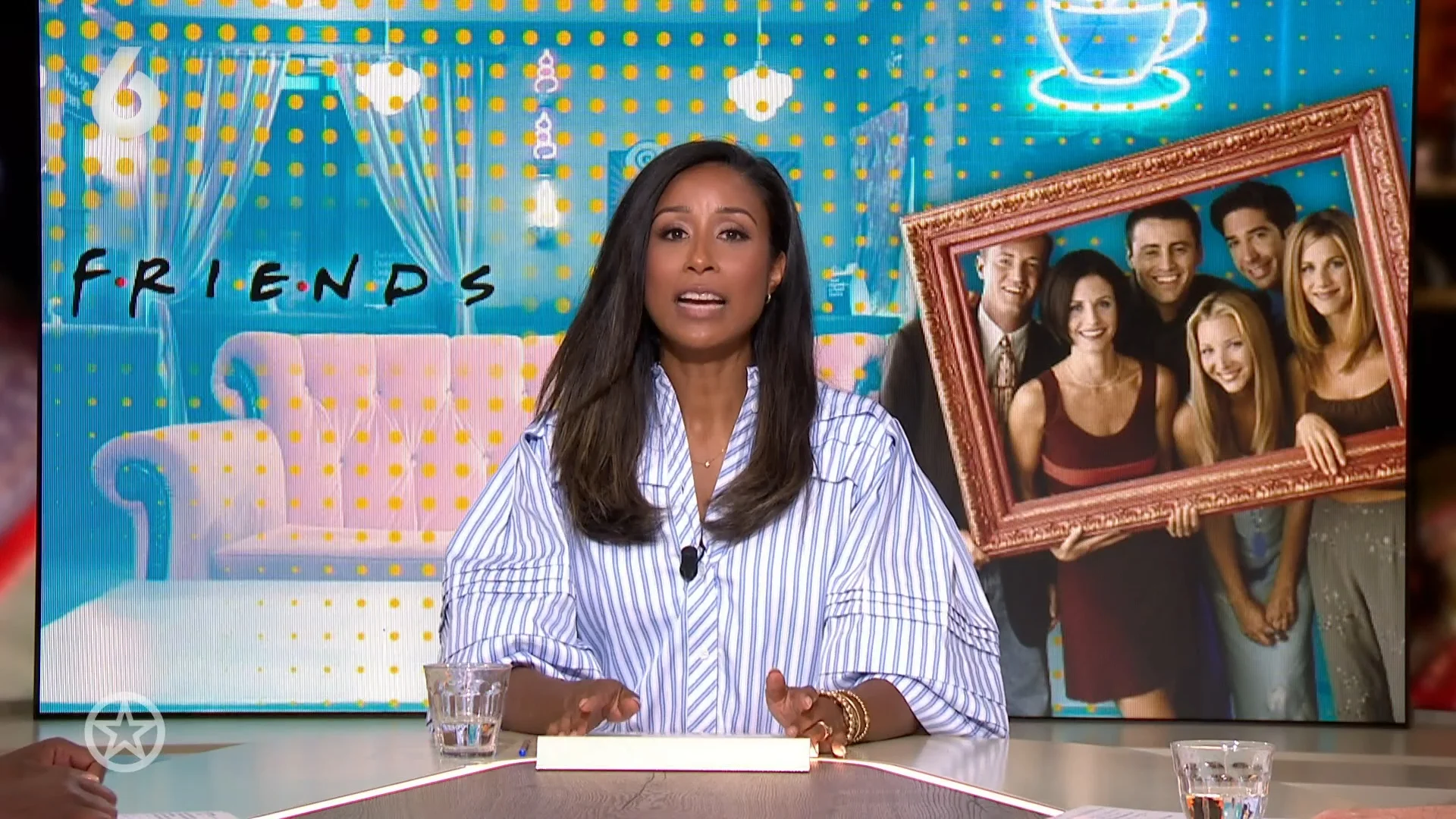 Oranje bank uit Central Perk en meer spullen uit Friends geveild