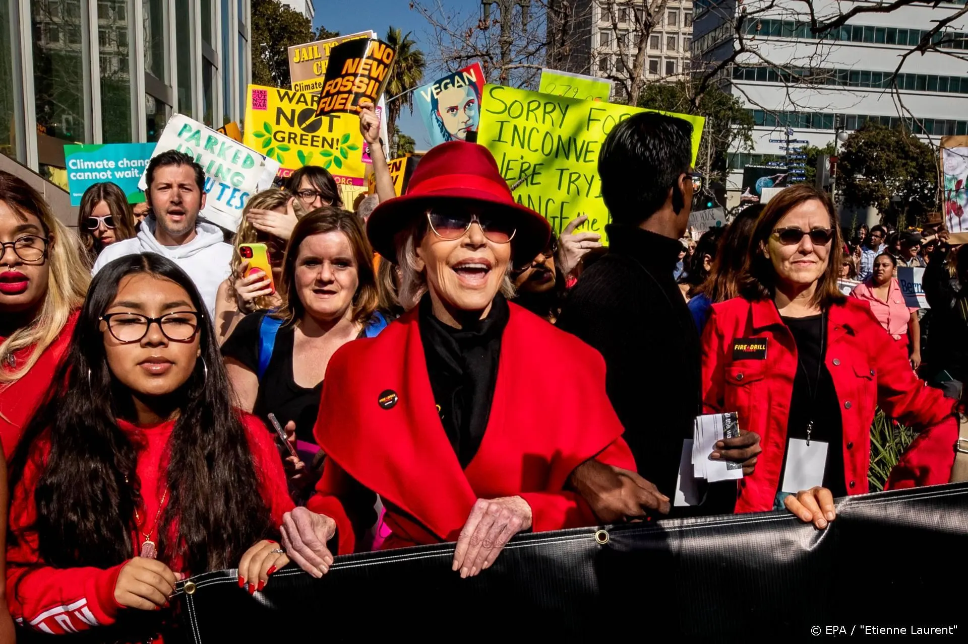 Jane Fonda zet eigen 'mug shot' op koffiekop