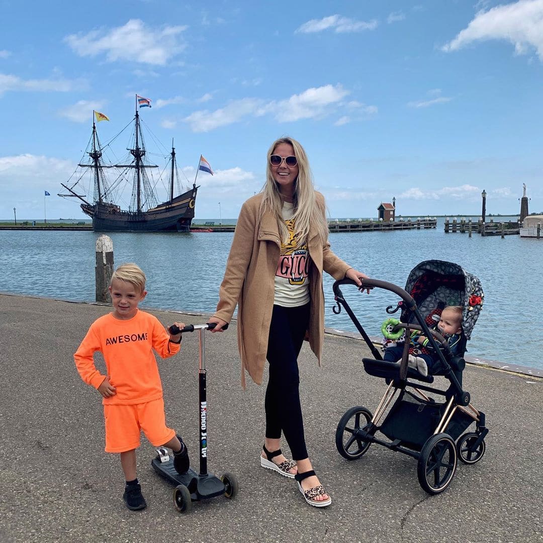 Monique Smit deelt bijzondere foto van leeg Volendam