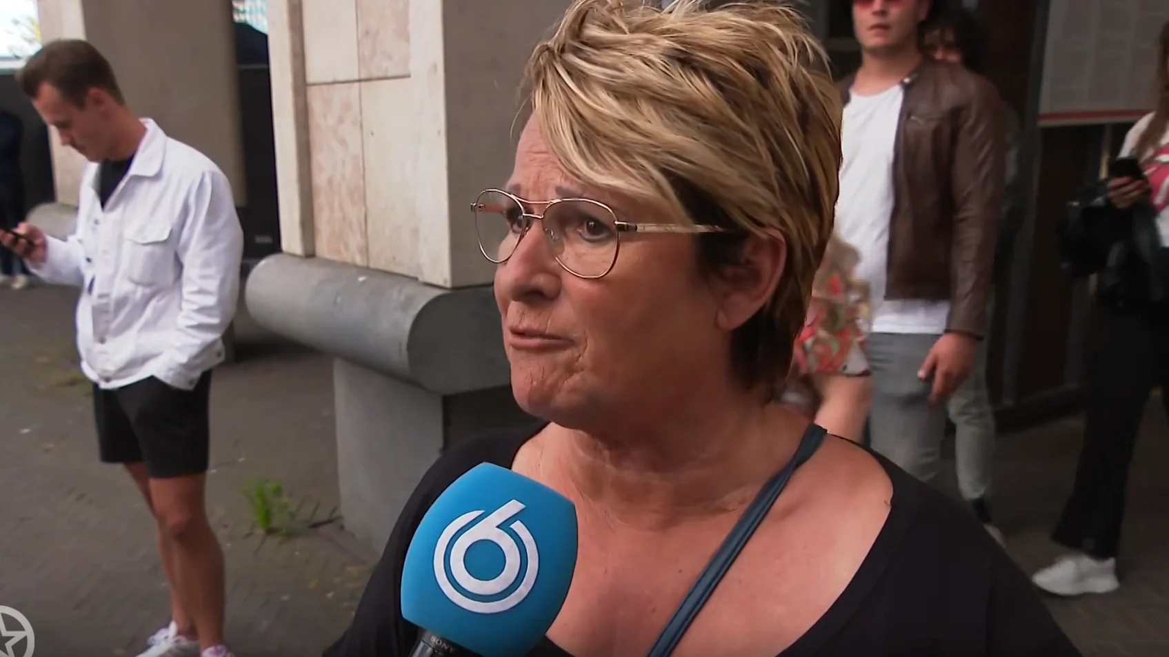 ZIEN: Rolling Stones-fan Cor laat opmerkelijke tatoeage zetten