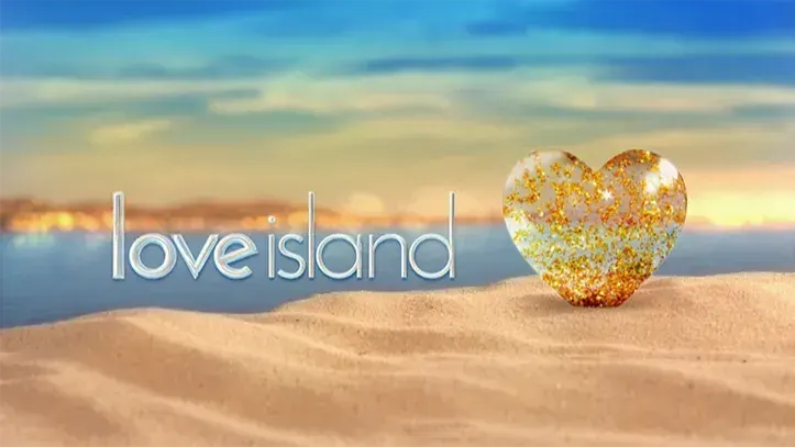 Love Island-ster in het ziekenhuis na val
