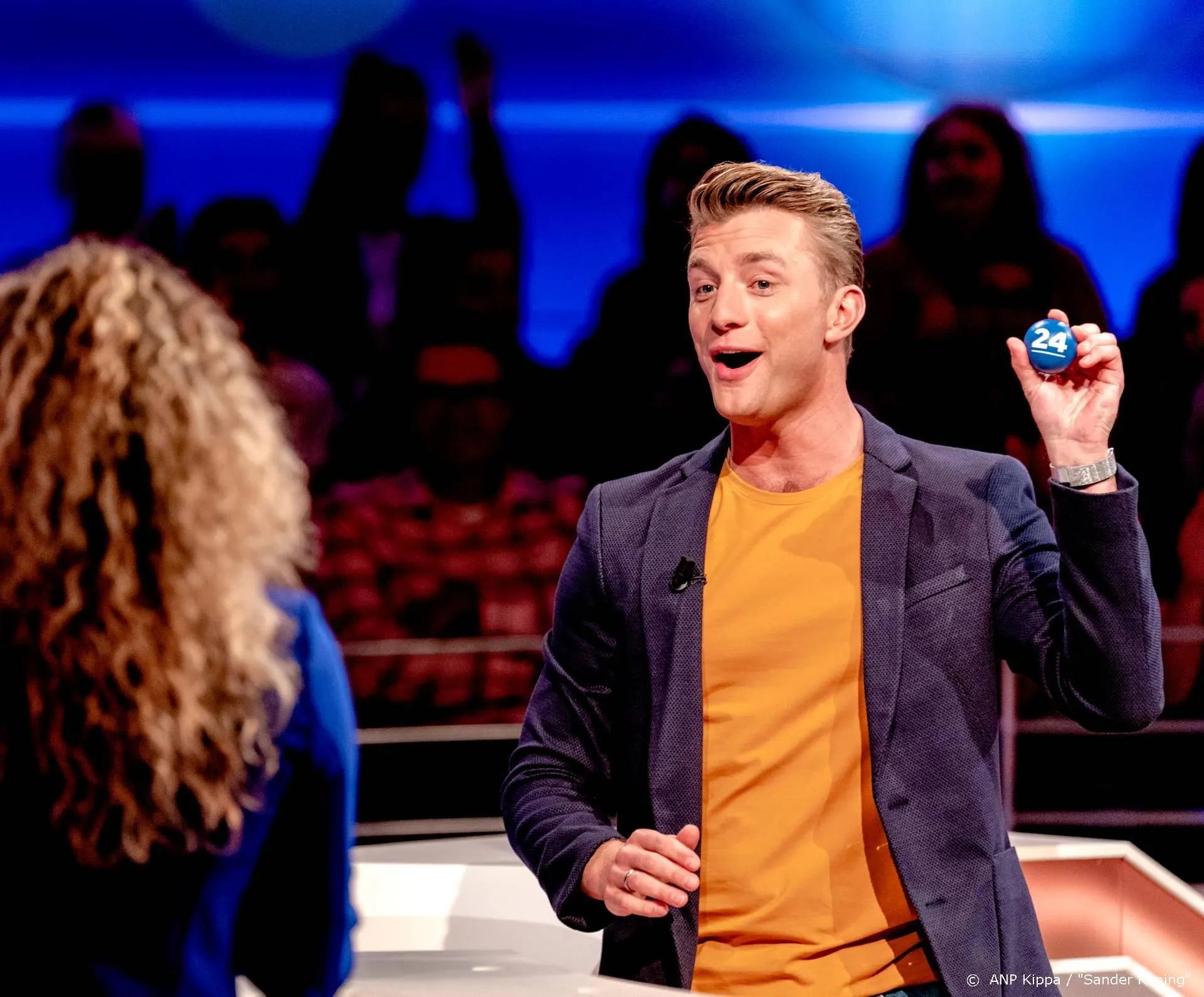 Jan Versteegh gaat bewegen met ouderen op het balkon