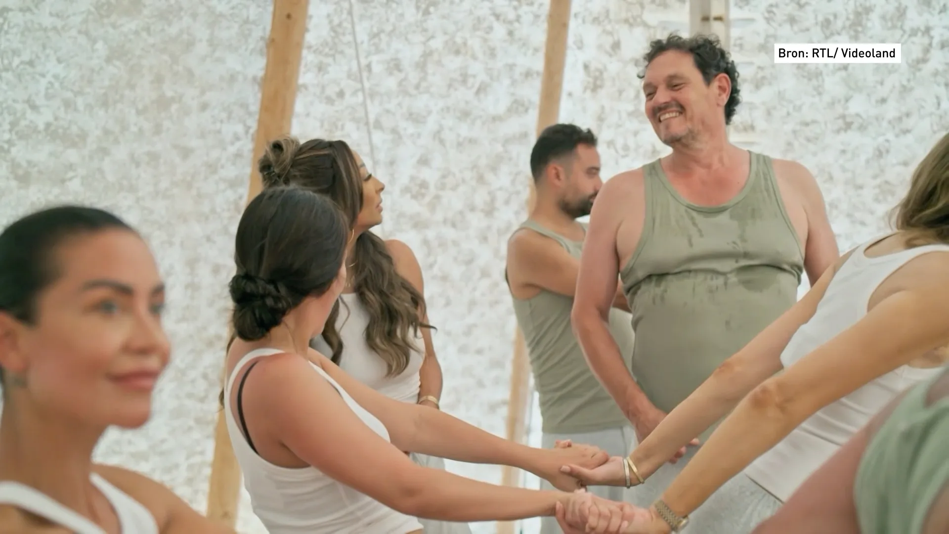 B&B Vol Liefde-Walter helemaal in zijn element tijdens de tantra-therapie