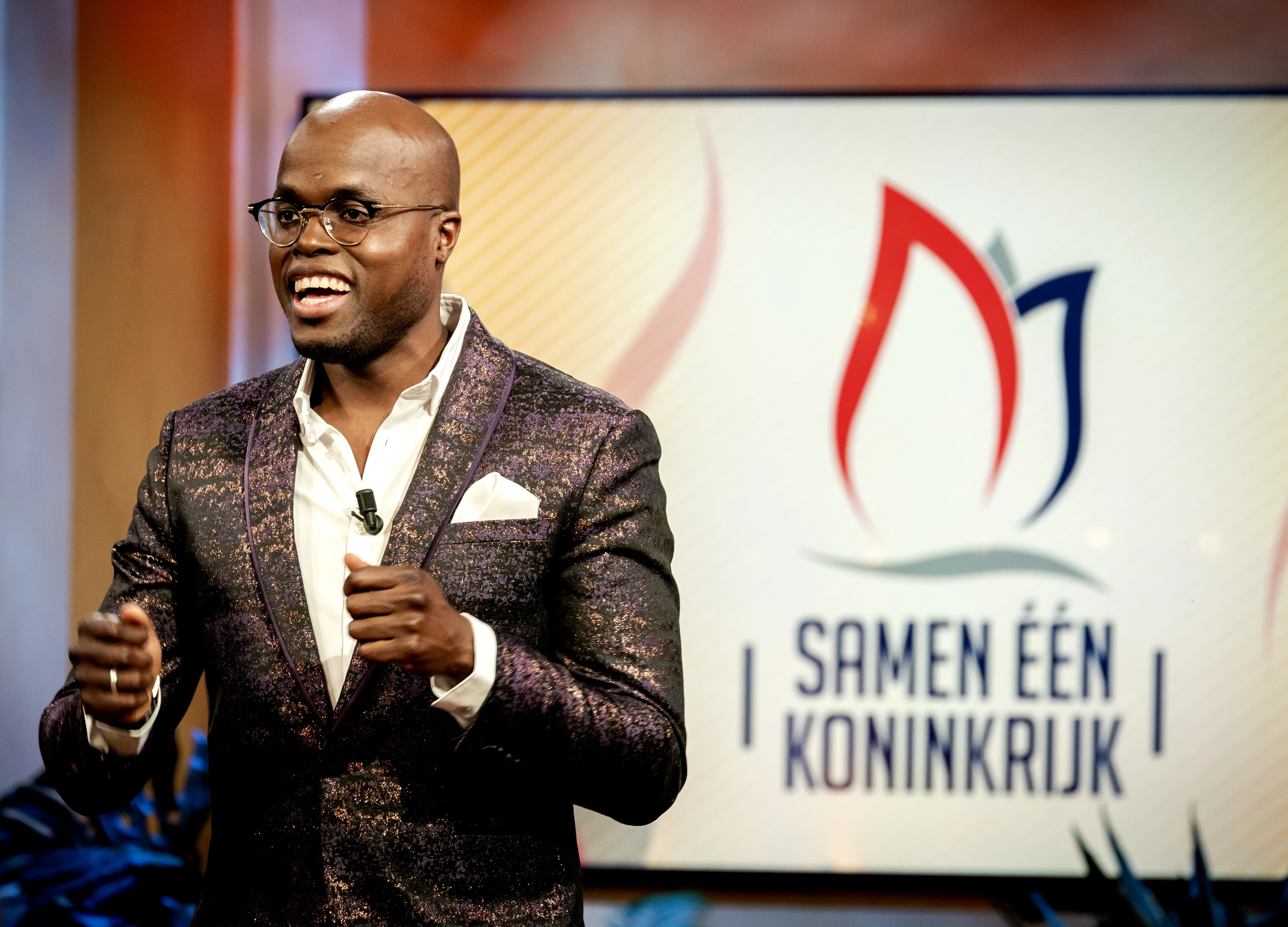 Jandino neemt kijkje bij voedselbank Curaçao