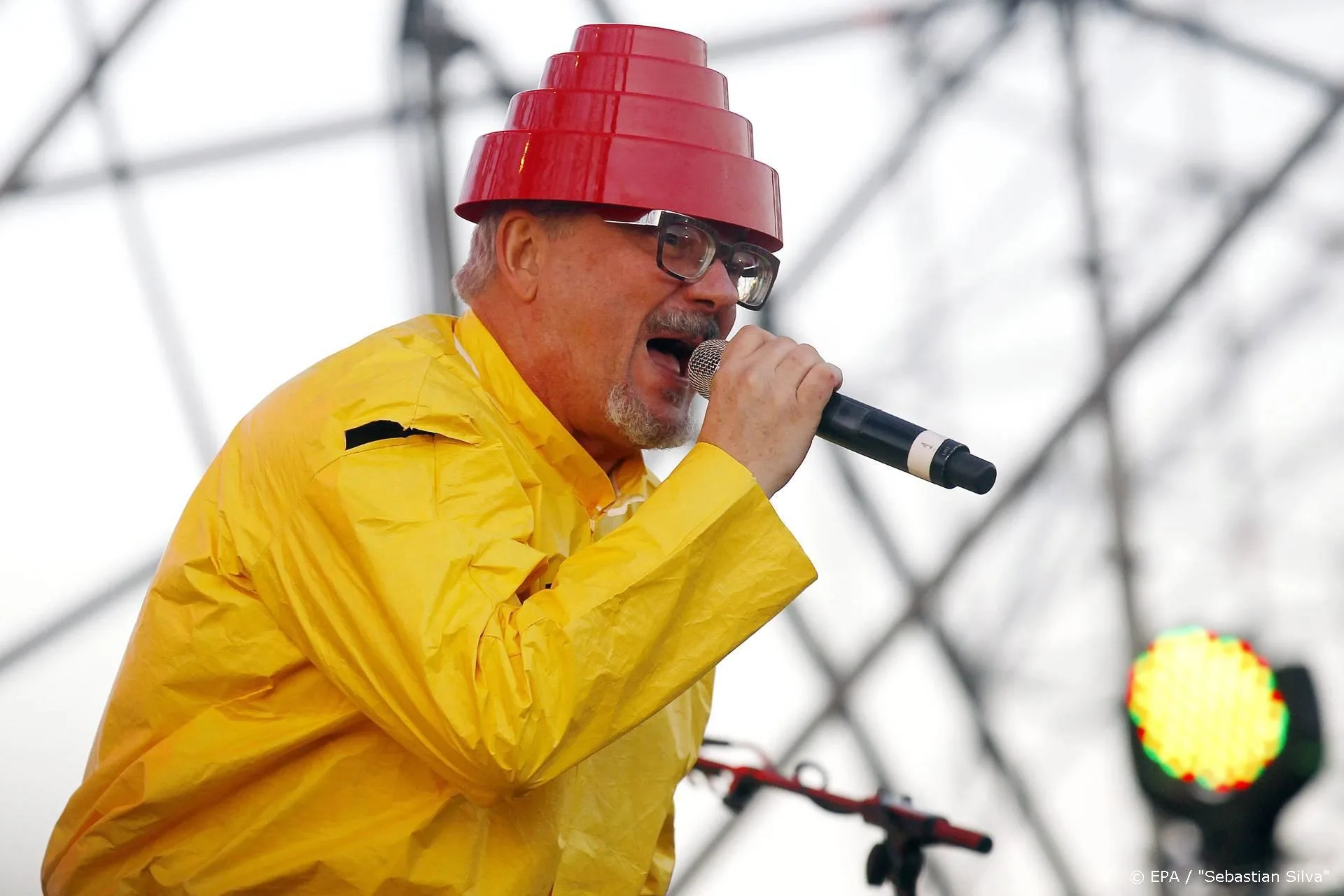 Ook 70's band DEVO gaat mondkapjes verkopen