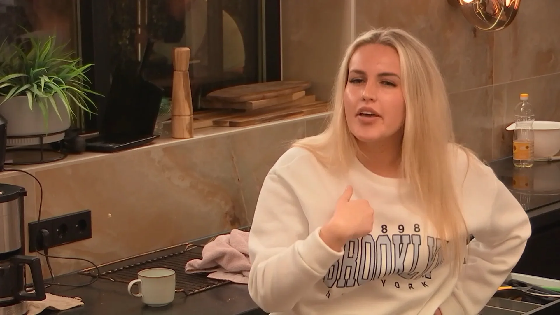 Bonje tussen Emma en Charissa: 'Ik ben je hondje niet'