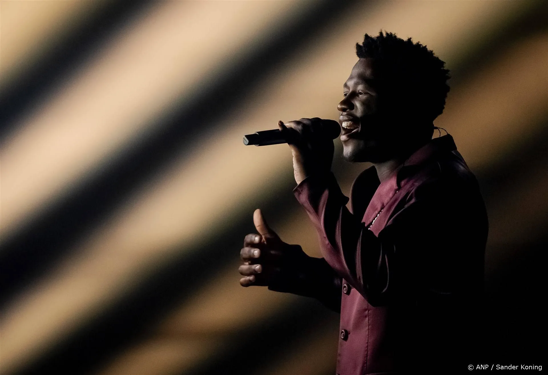 Claude weer geëmotioneerd bij laatste songfestivalrepetitie