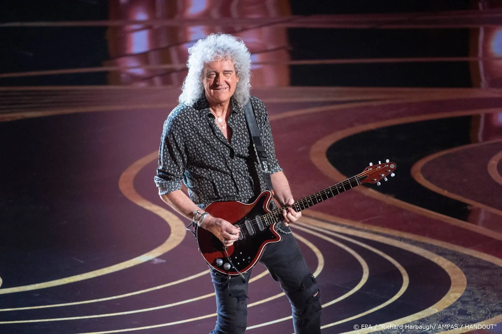 Brian May publiceert wetenschappelijk artikel in vakblad