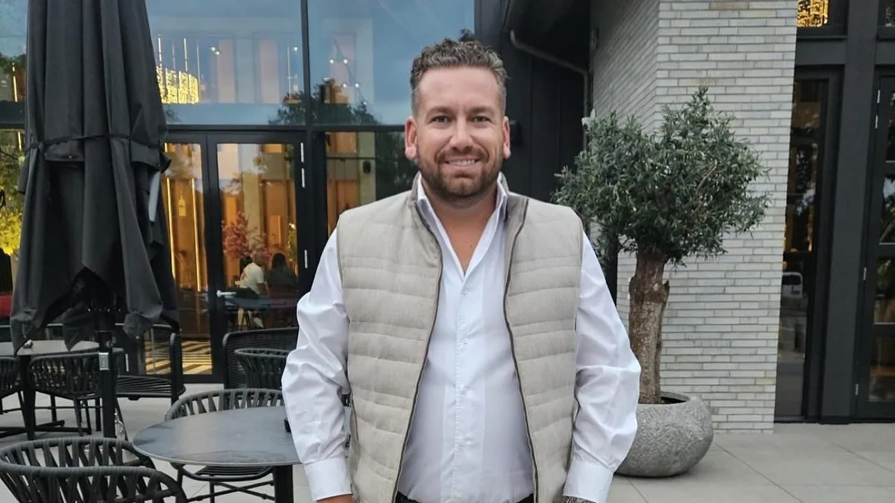 Bizar: Auto van déze volkszanger gestolen met kinderen op achterbank