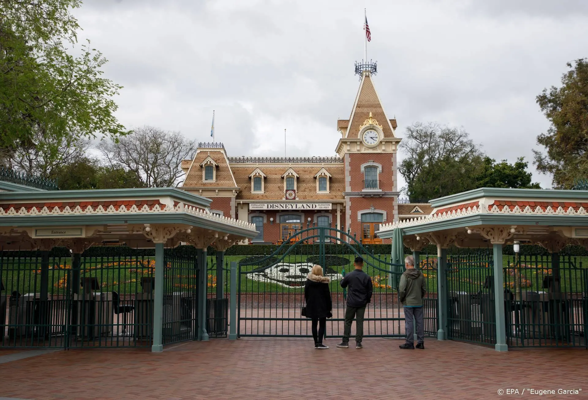 Bezorgde Amerikanen delen petitie om Disneyland later te openen