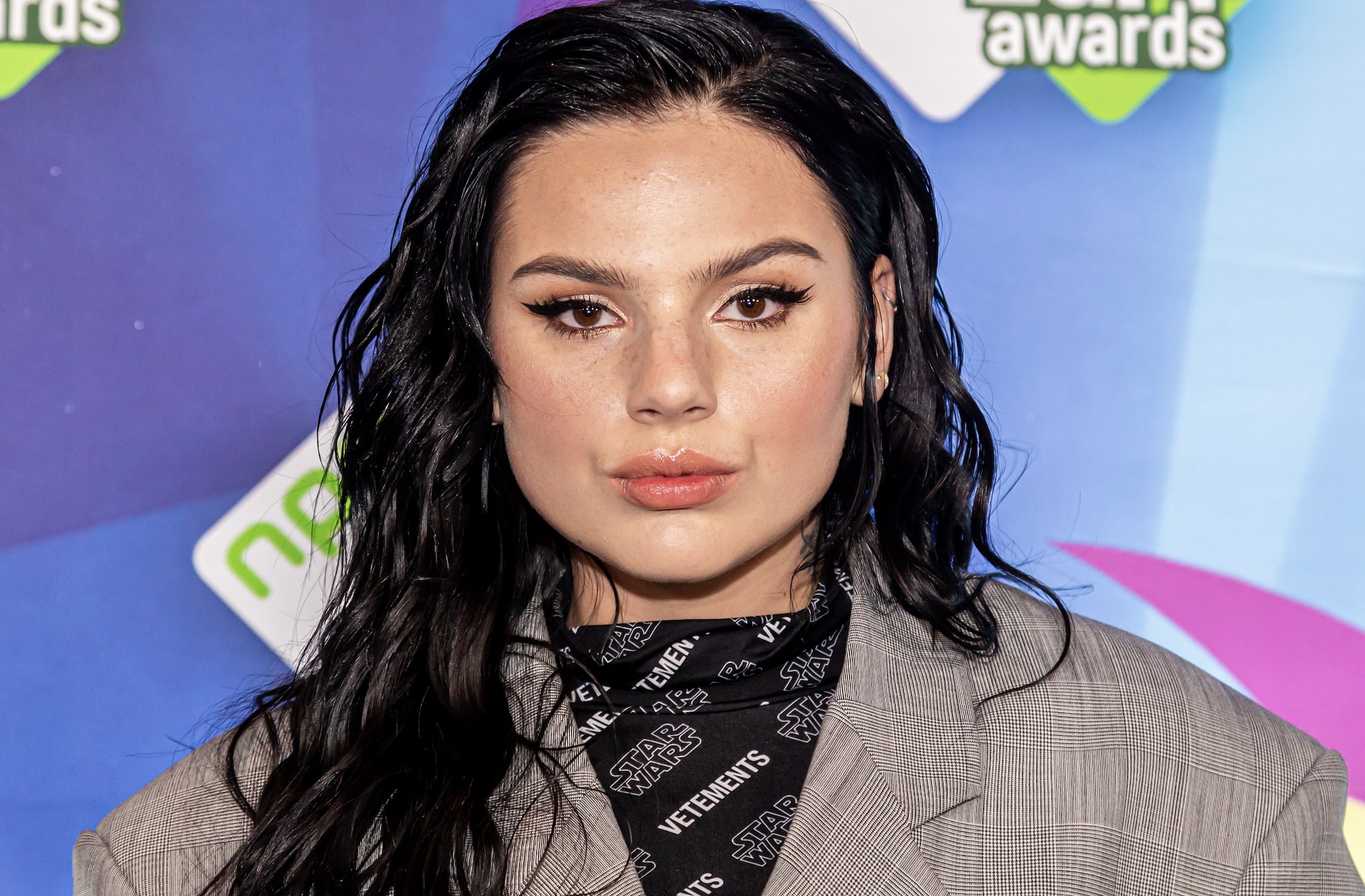 Famke Louise deelt pikante foto met afdruk tepelpiercings