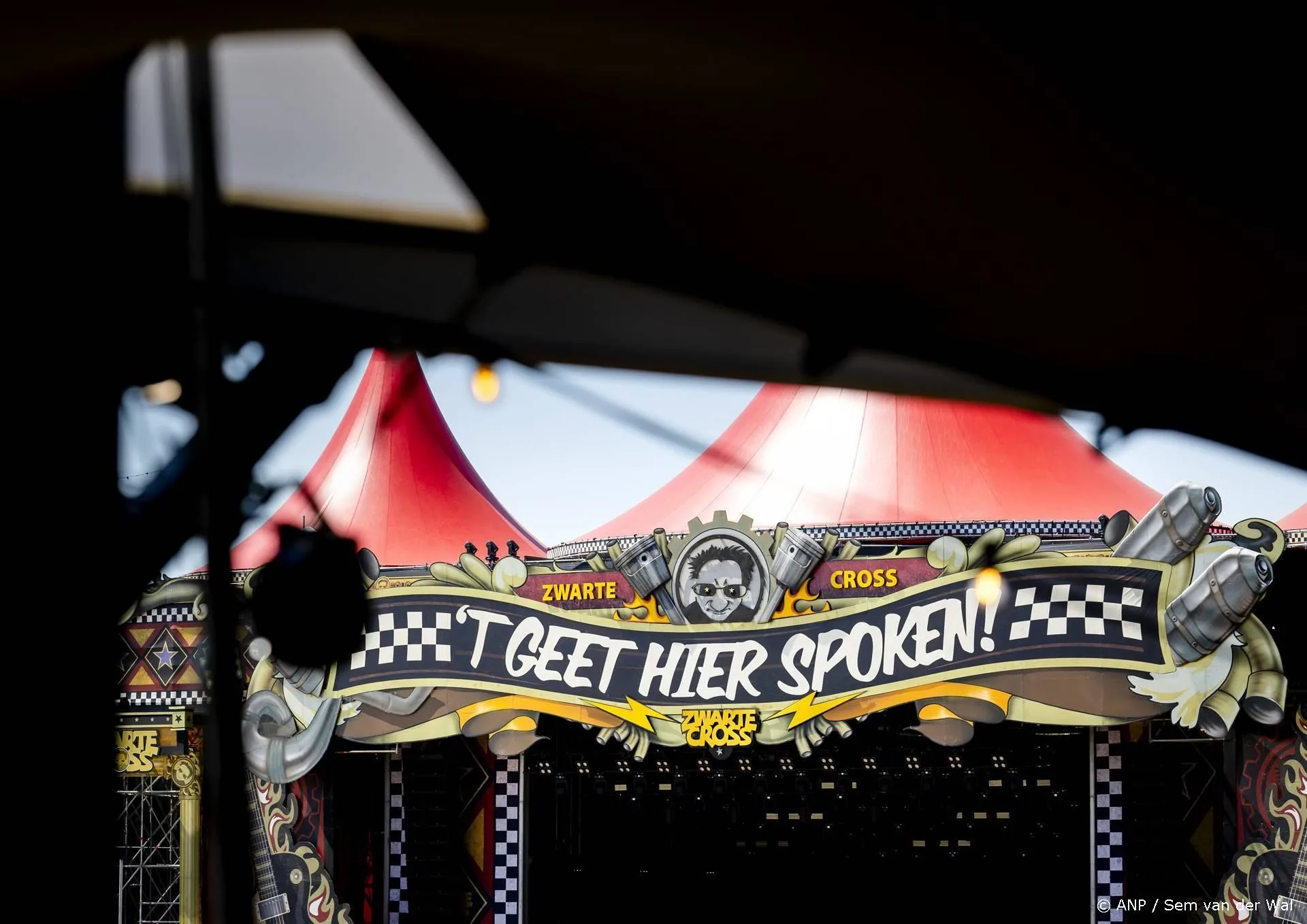 Effe Serieus speelt Baila de Gasolina ondanks 'verbod' op Zwarte Cross