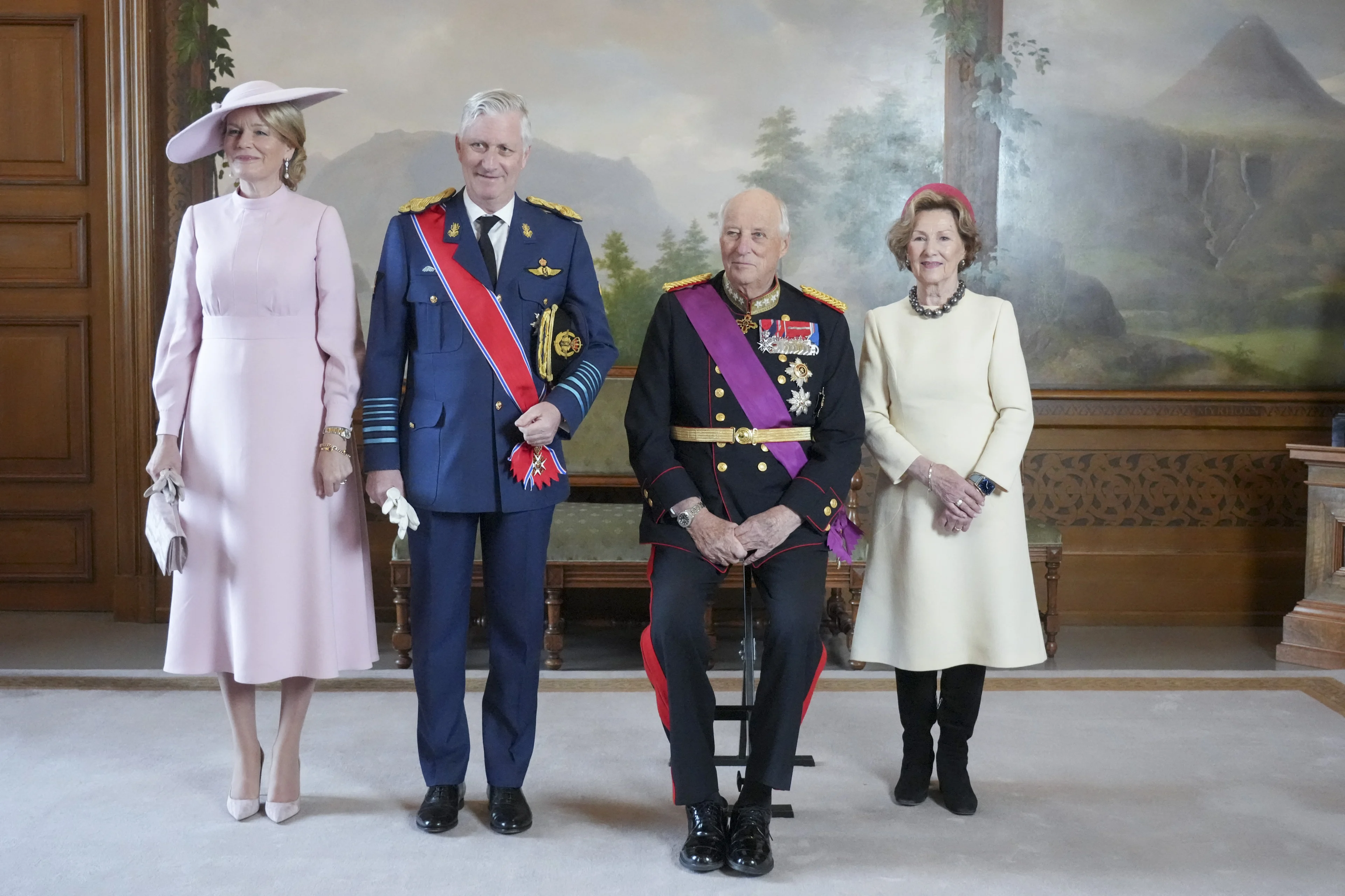 Zien: koning Harald zittend op de foto