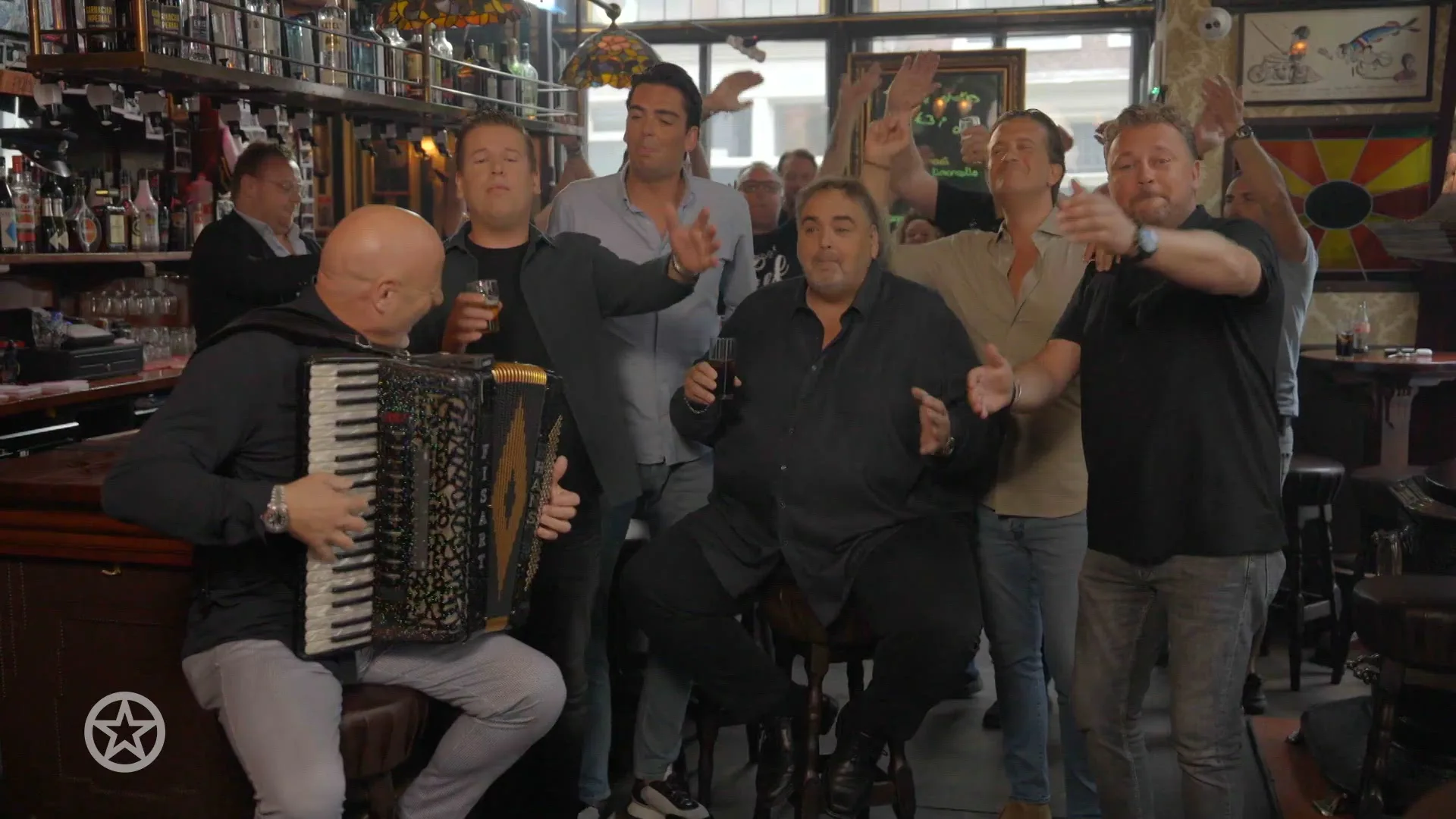 Volkszangers nemen promo op voor Geef mij maar Amsterdam