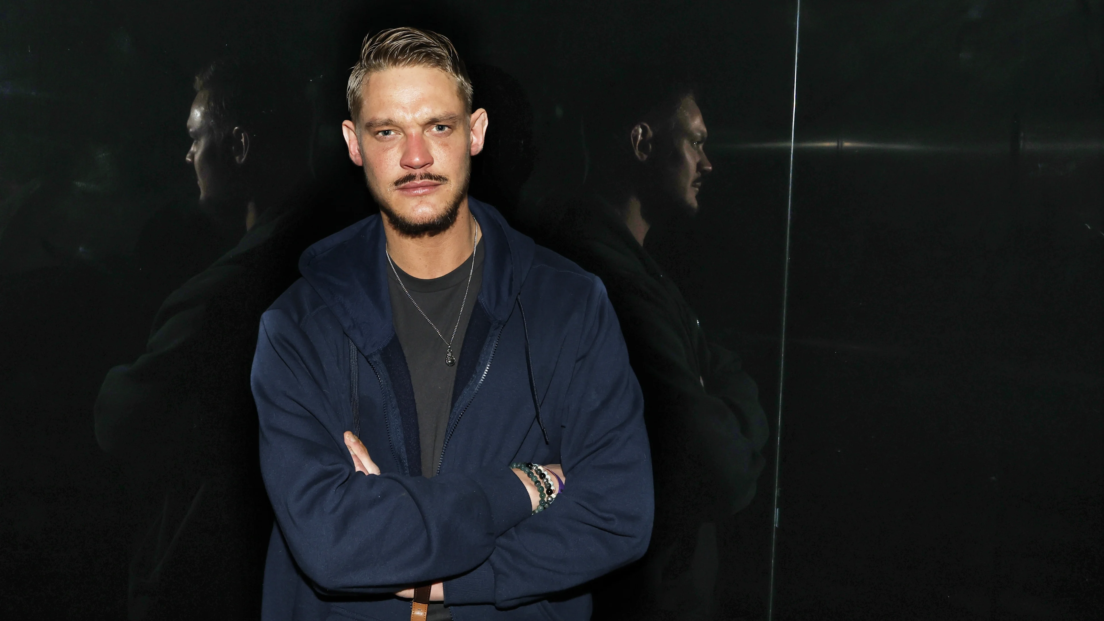 Zus Ferry Doedens in tranen in docu: 'Heel hard hulp nodig'