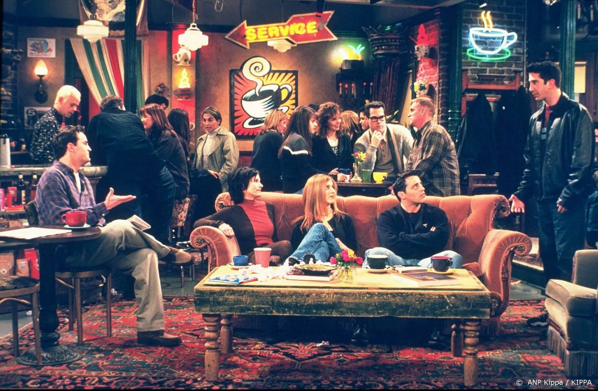 Matthew Perry brengt Friends-kleding uit voor goede doel