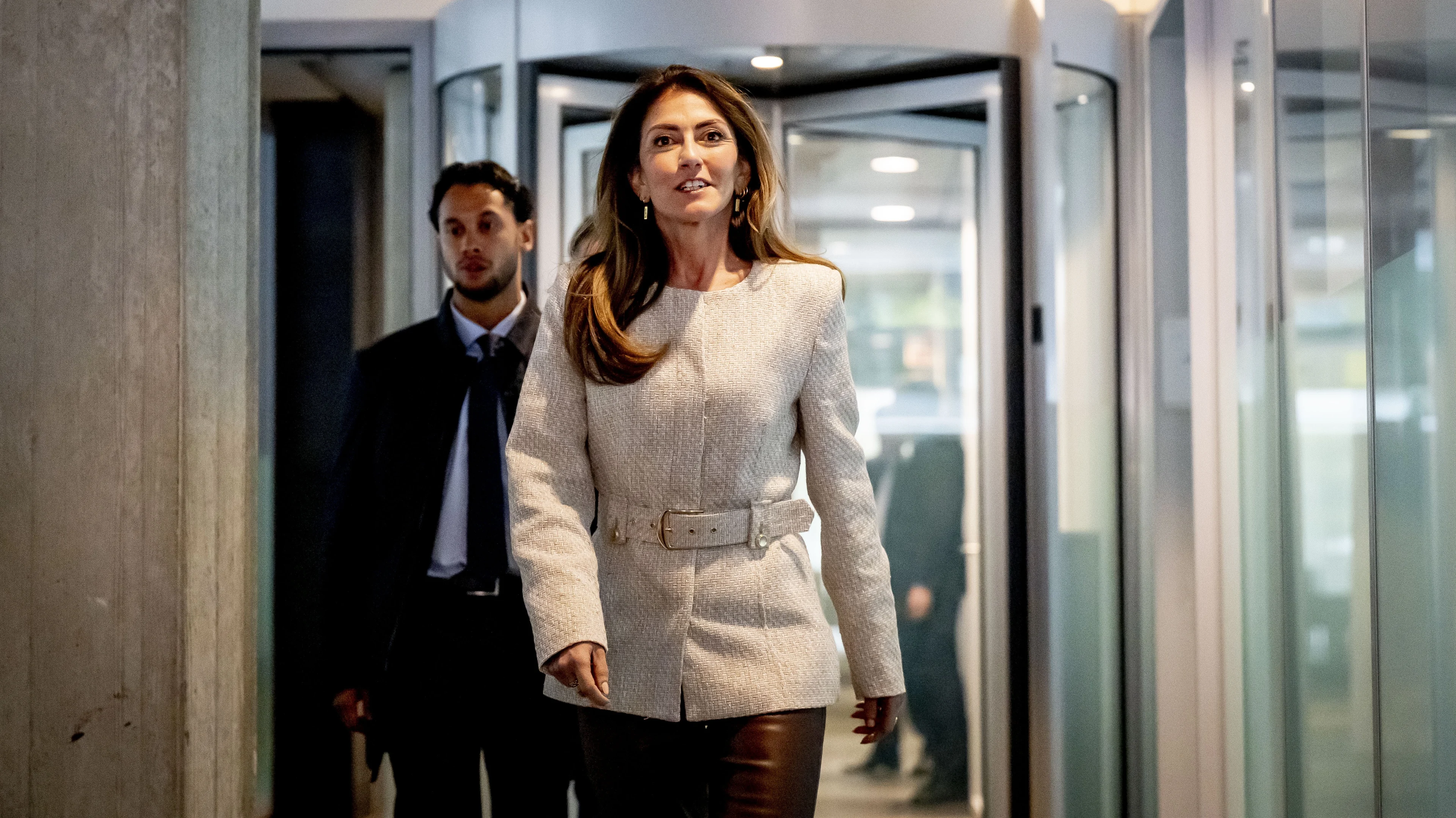 Om deze reden wordt outfitkeuze van Dilan Yesilgöz groots uitgelicht in VI