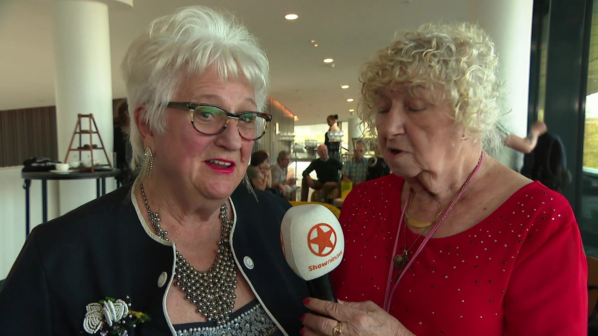 De wereld over vliegen met Dennis is nog reuze spannend voor deze 80-jarigen!