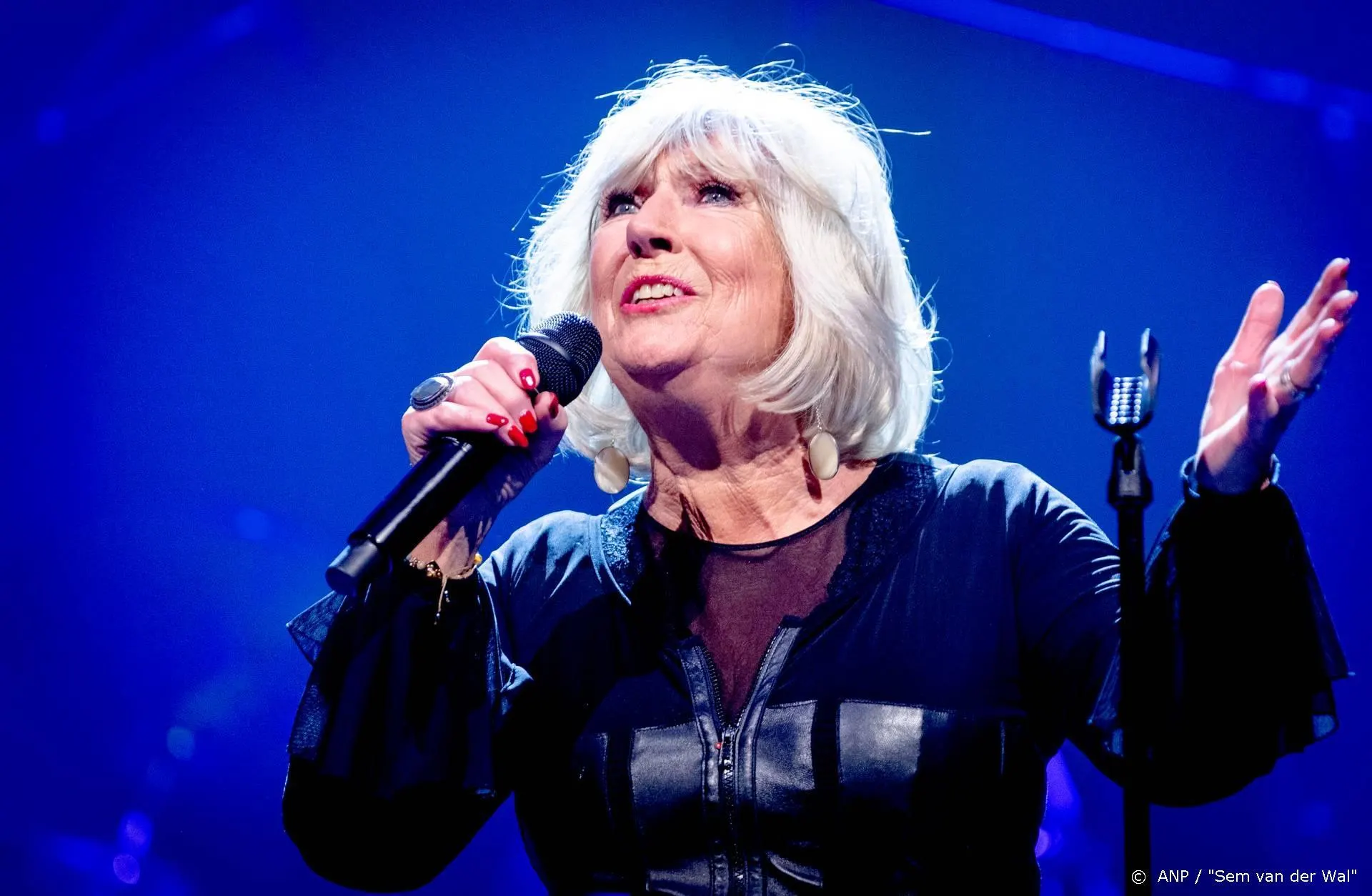 Willeke Alberti kan haar geluk niet op met eerste optreden