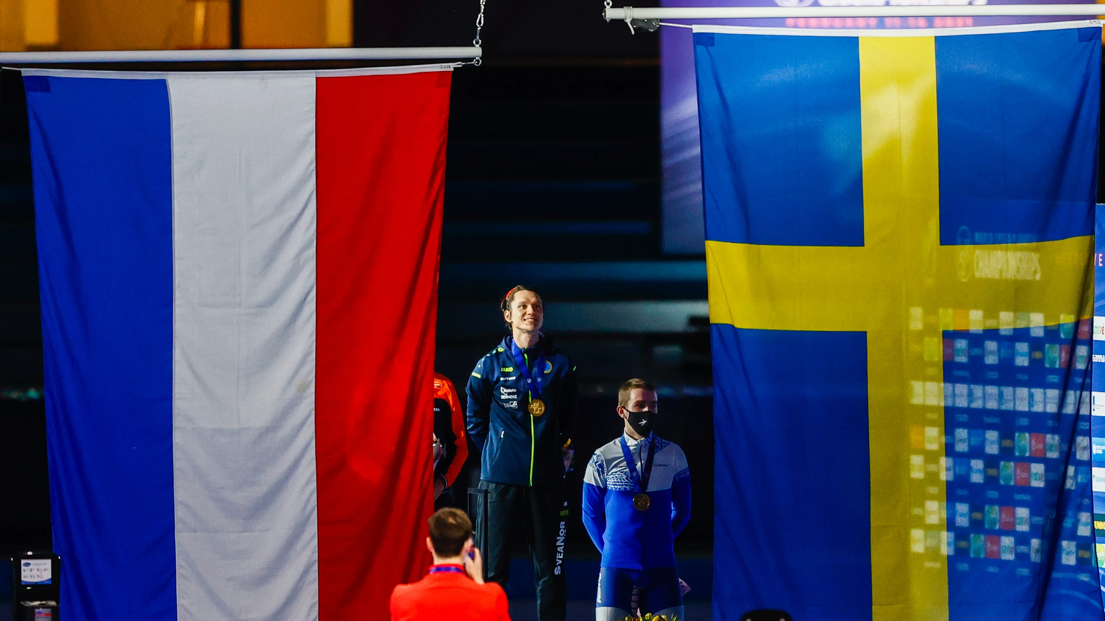 Zweeds koningspaar feliciteert gouden schaatser Van der Poel
