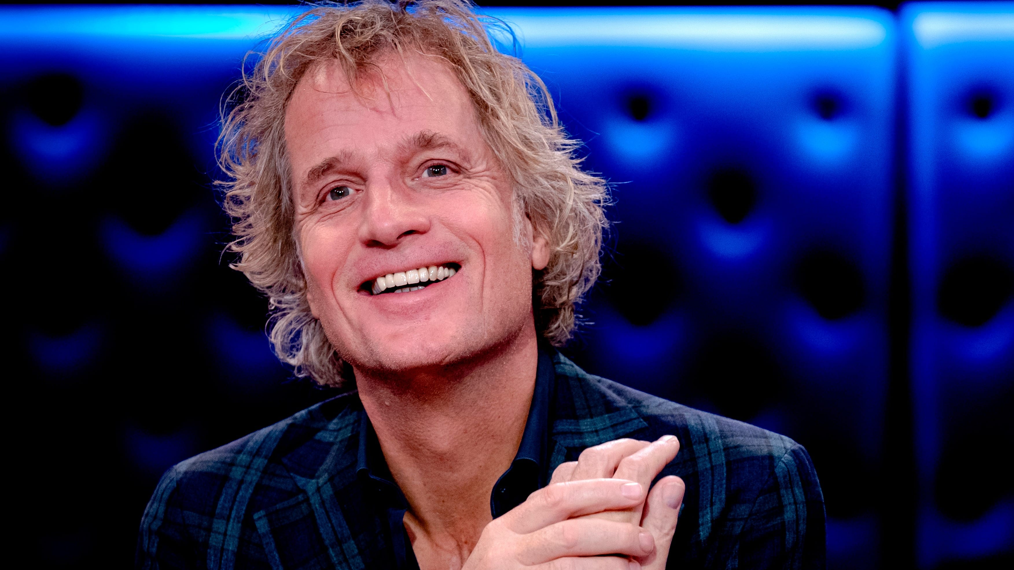 Jeroen Pauw schittert in zwembroek in zomers verjaardagskiekje