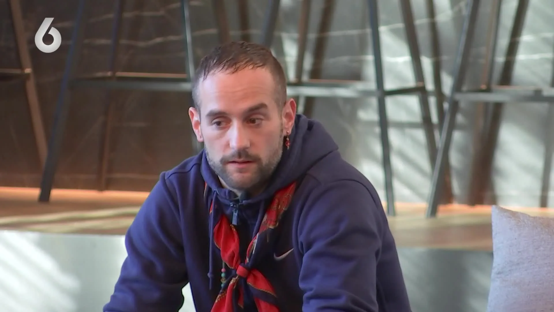 Jorrit krijgt geel na gooien bierflesje