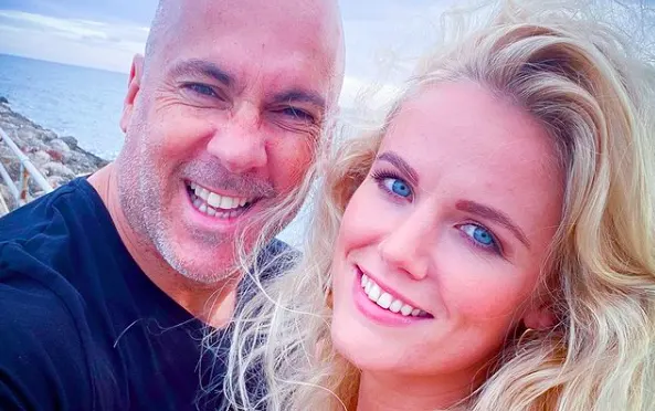 Mental Theo geraakt door bijzonder nummer van zijn vrouw