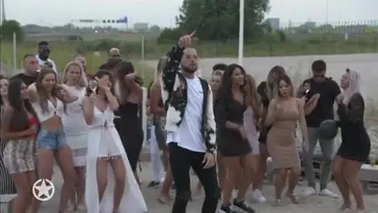 Donny Roelvink omringd door bloedmooie vrouwen in nieuwe videoclip