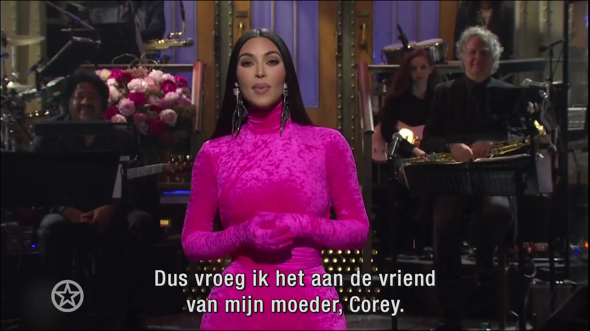 Kim Kardashian maakt grappen over familie in SNL-debuut