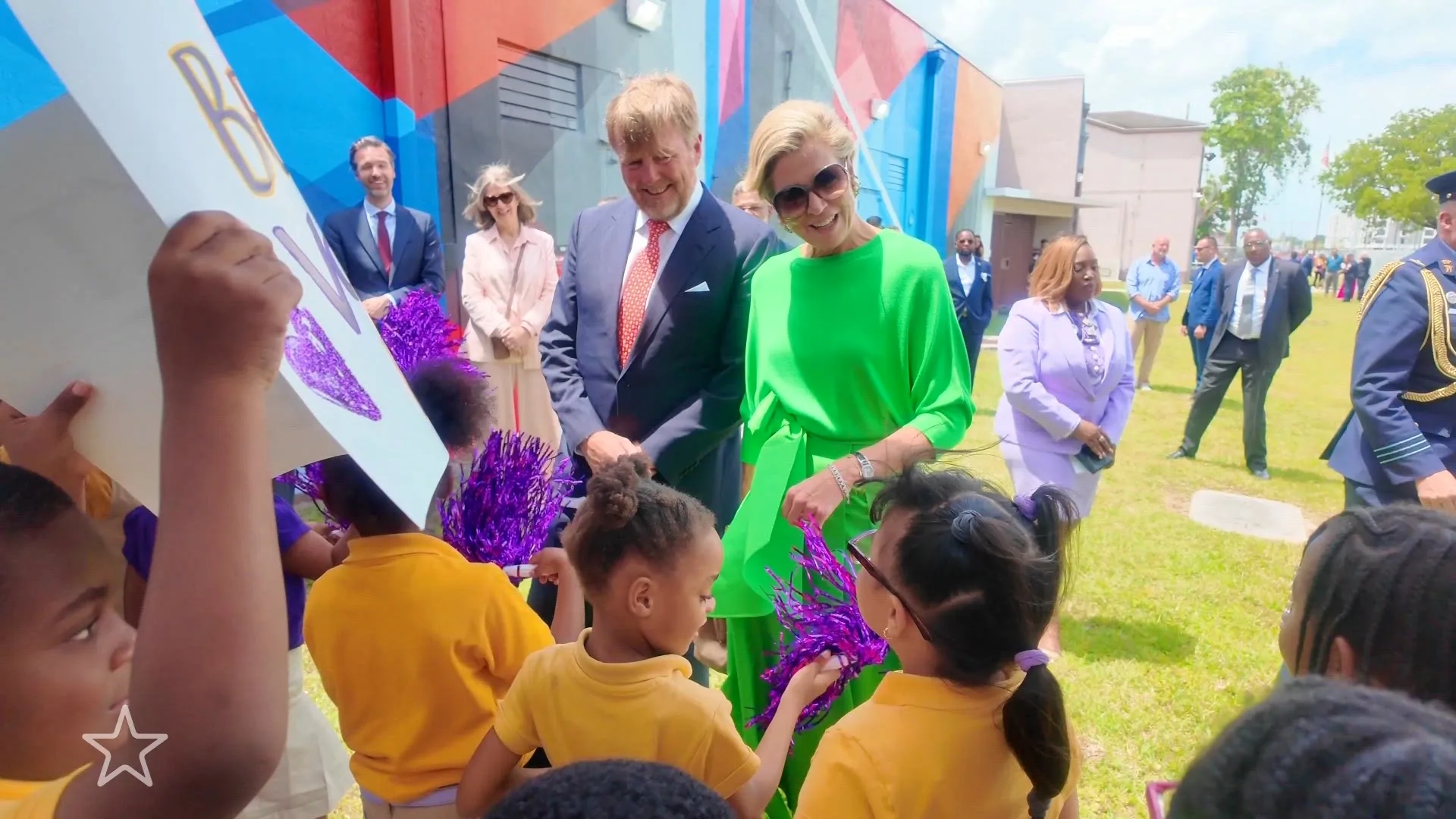 Koningin Máxima zingt Bruno Mars-liedje met groepje kinderen